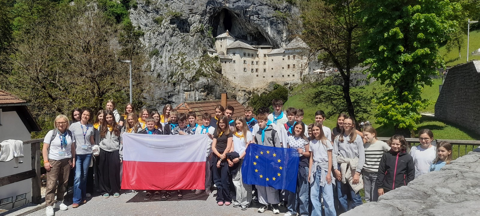 Učenci OŠ Artiče in gosti iz Poljske pred Predjamskim gradom