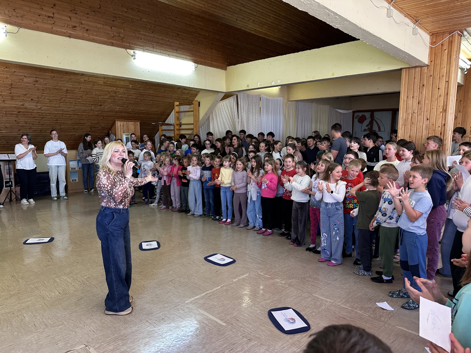Nuša se odlično znajde med mladimi