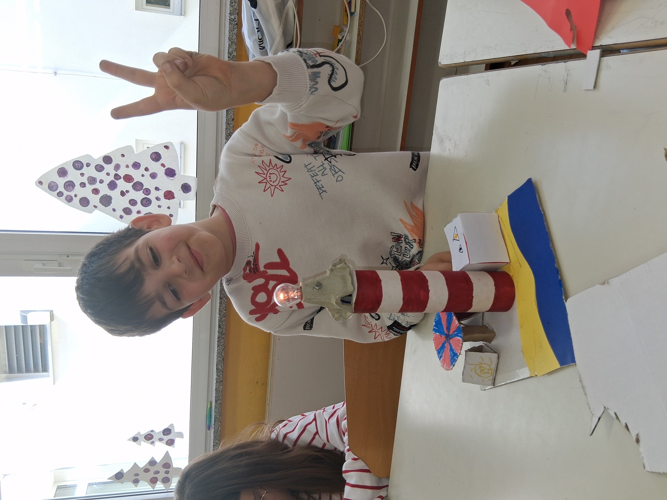 Učenec s svojim izdelkom