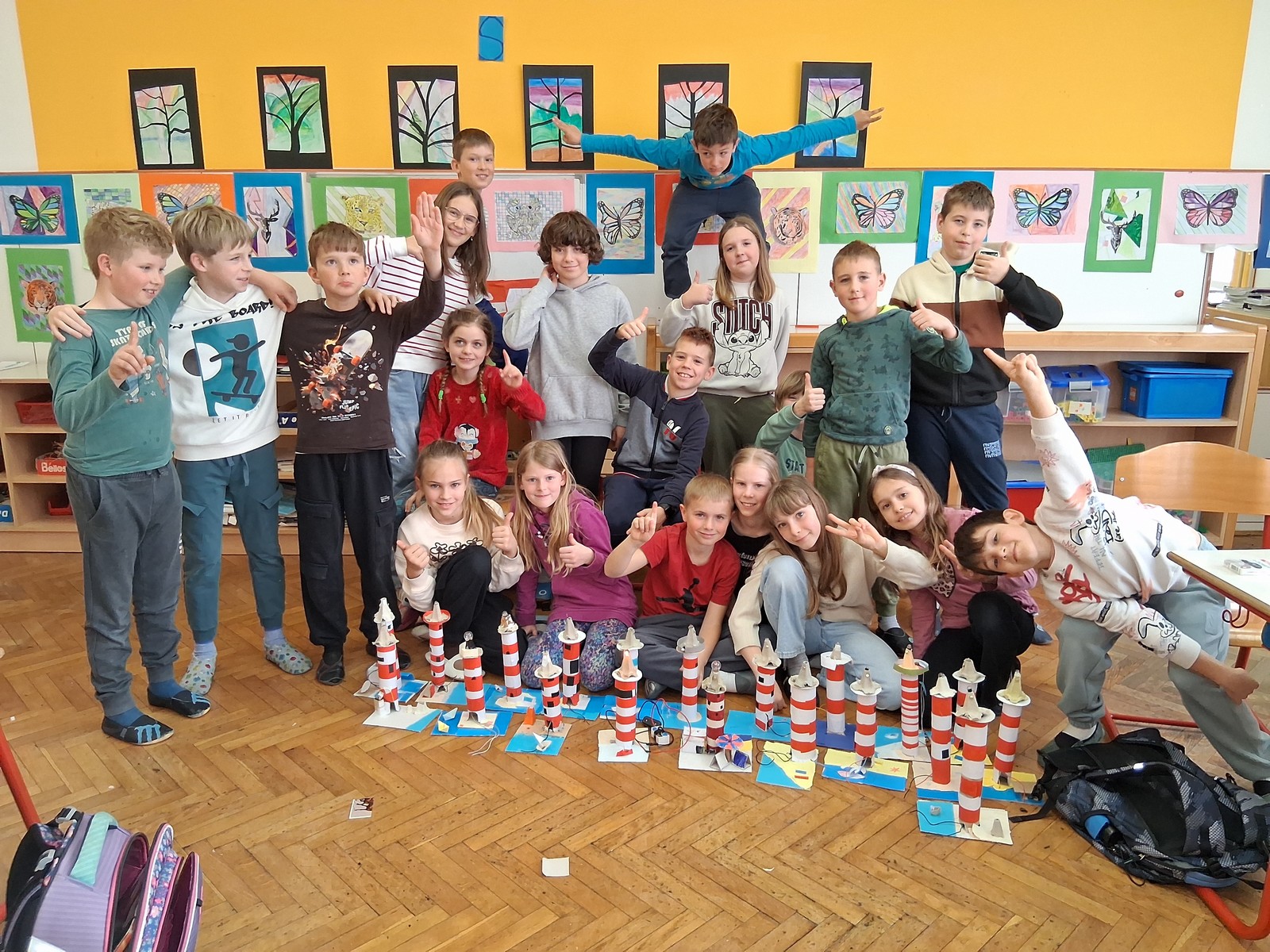 Razredna fotografija s svetilniki