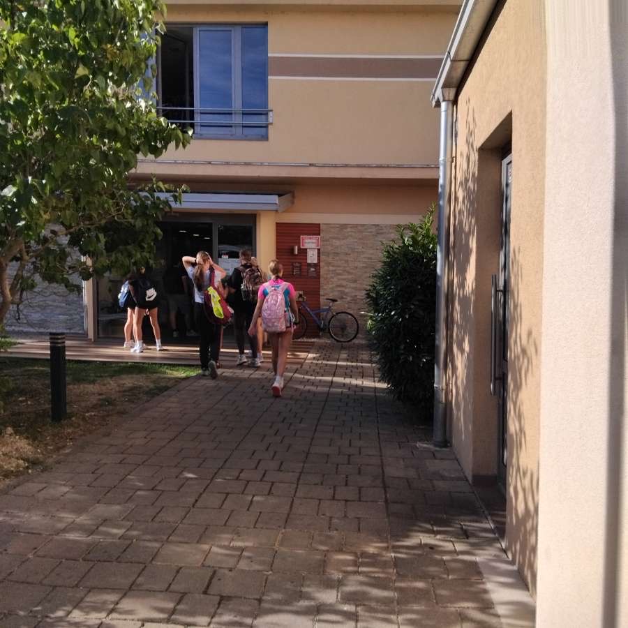 Na vhodu na bazen