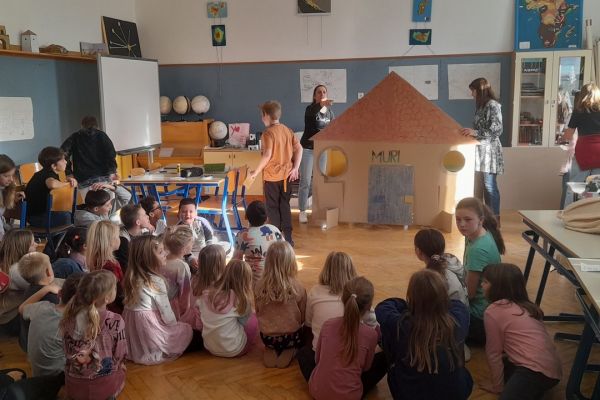 Učenci pripravljajo kuliso