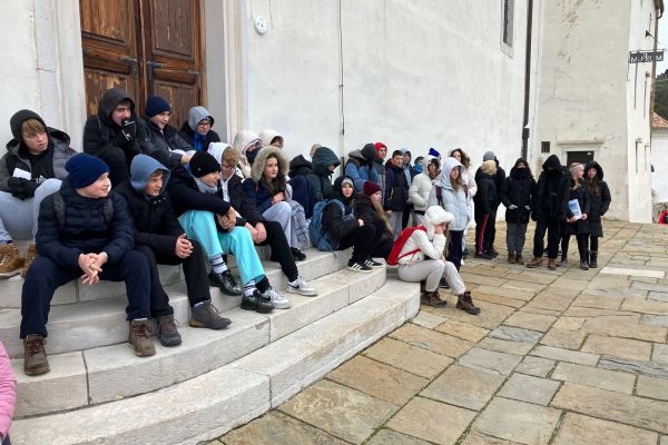 Učenci OŠ Artiče pred piransko cerkvijo