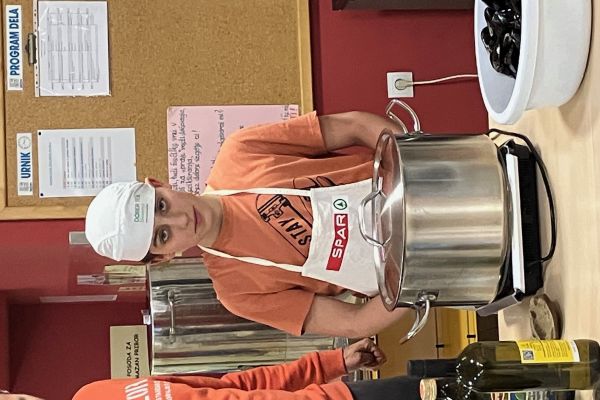 Kuharski mojster Nejc med pripravo školjk