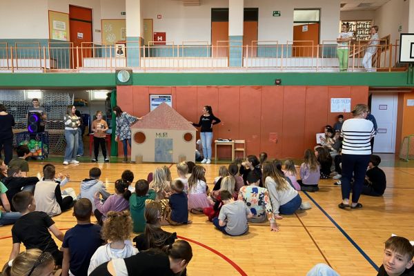 Predstavitev Mačka Murija v telovadnici