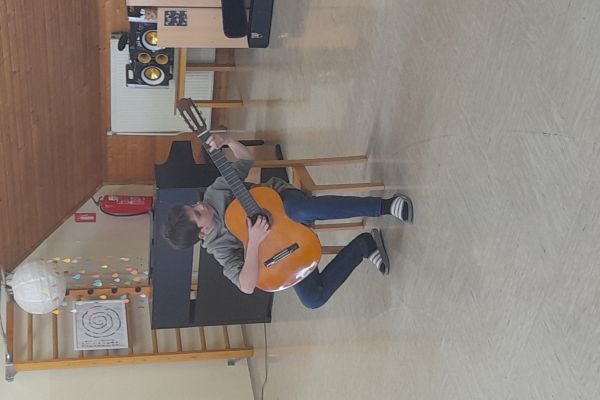 Martin nas je pobožal z zvokom kitare