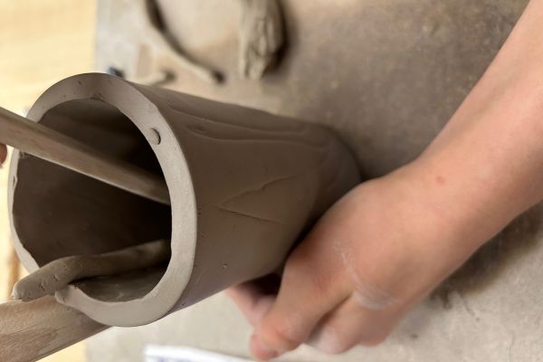 Izdelava glinene posode v delavnici keramike