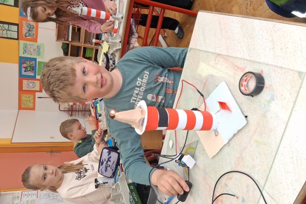 Učenec s svojim izdelkom