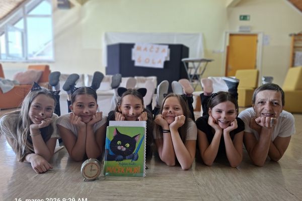 Igralska zasedba v predstavi Maček Muri