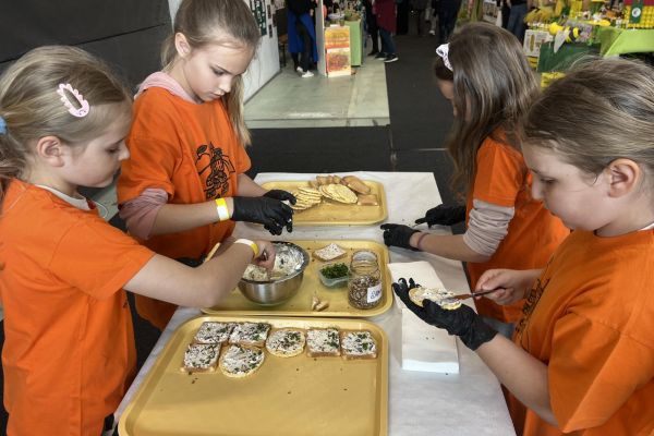 Učenke pripravljajo kruhke z namazom