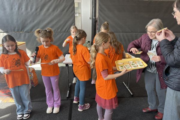 Učenke delijo kruhke z namazom