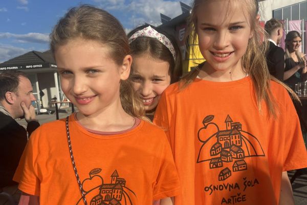 Učenke delijo semena iz šolskega vrta