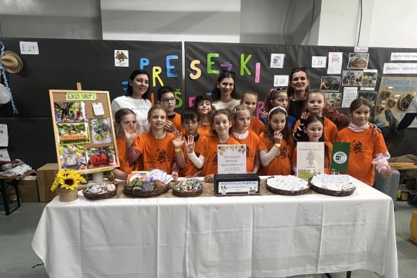 Tretješolci, skupinska slika za spomin, skupaj z učiteljicami