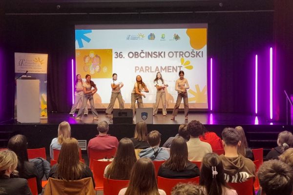 Plesna točka učenk iz OŠ Artiče