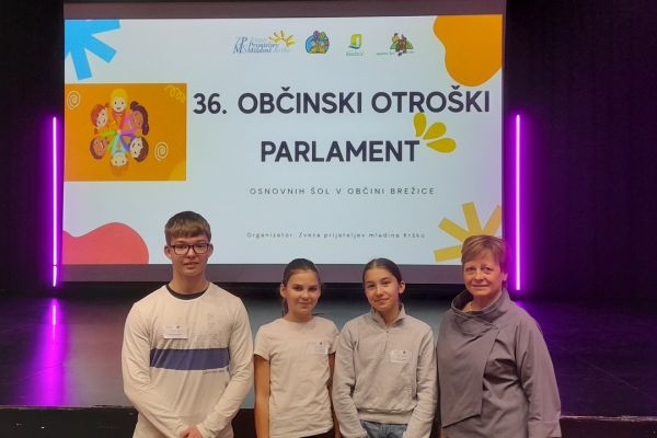 Predstavniki OŠ Artiče skupaj z ravnateljico