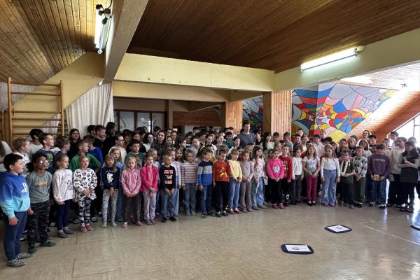 Zbrali smo se v mali telovadnici in zapeli