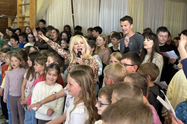 Nuša se odlično znajde med mladimi