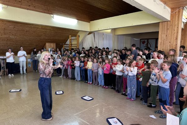 Nuša se odlično znajde med mladimi