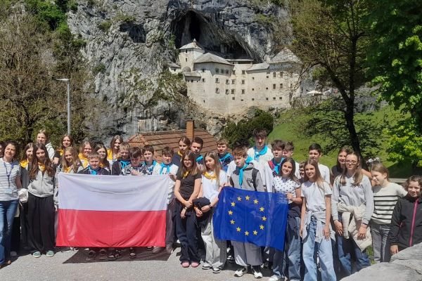 Učenci OŠ Artiče in gosti iz Poljske pred Predjamskim gradom