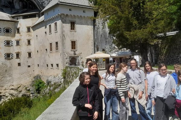 Učenci OŠ Artiče pred Predjamskim gradom