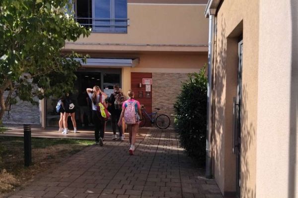 Učenke gredo proti vhodu na bazen