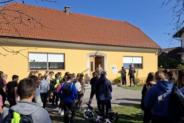 Življenje dr. Jožeta Toporišiča so nam predstavile njegove sorodnice