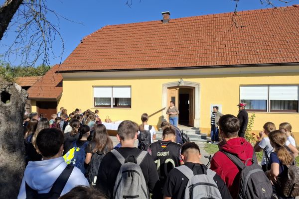 Življenje dr. Jožeta Toporišiča so nam predstavile njegove sorodnice